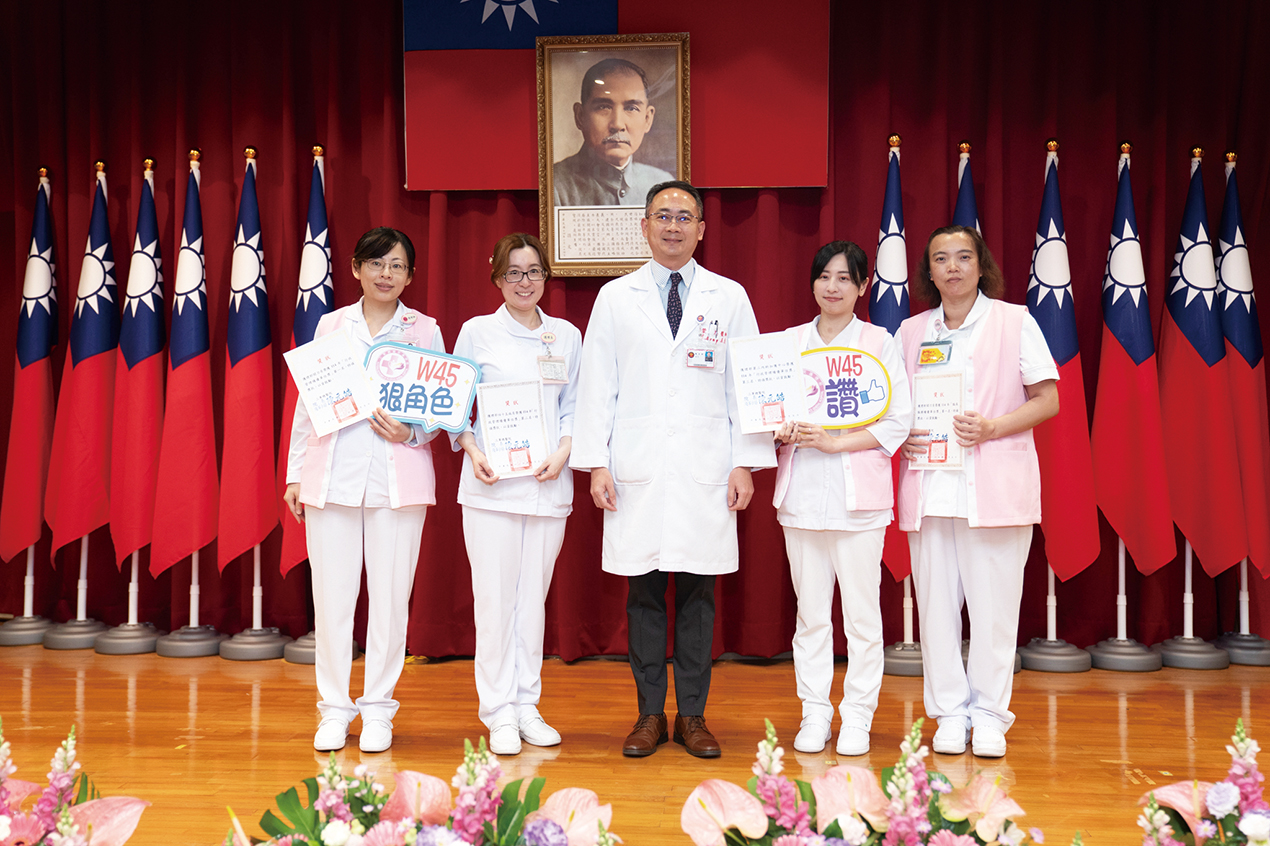 蒙恩副院長頒發行政管理績優單位